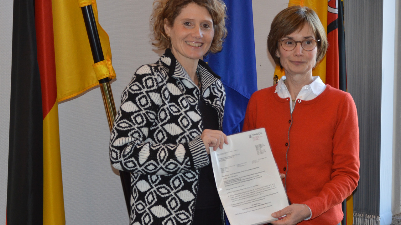 Wirtschaftsministerin Eveline Lemke hat Ulrike von der Lühe, Vorstand der Verbraucherzentrale Rheinland-Pfalz, heute in Mainz einen Förderbescheid in Höhe von 750.000 Euro überreicht. 