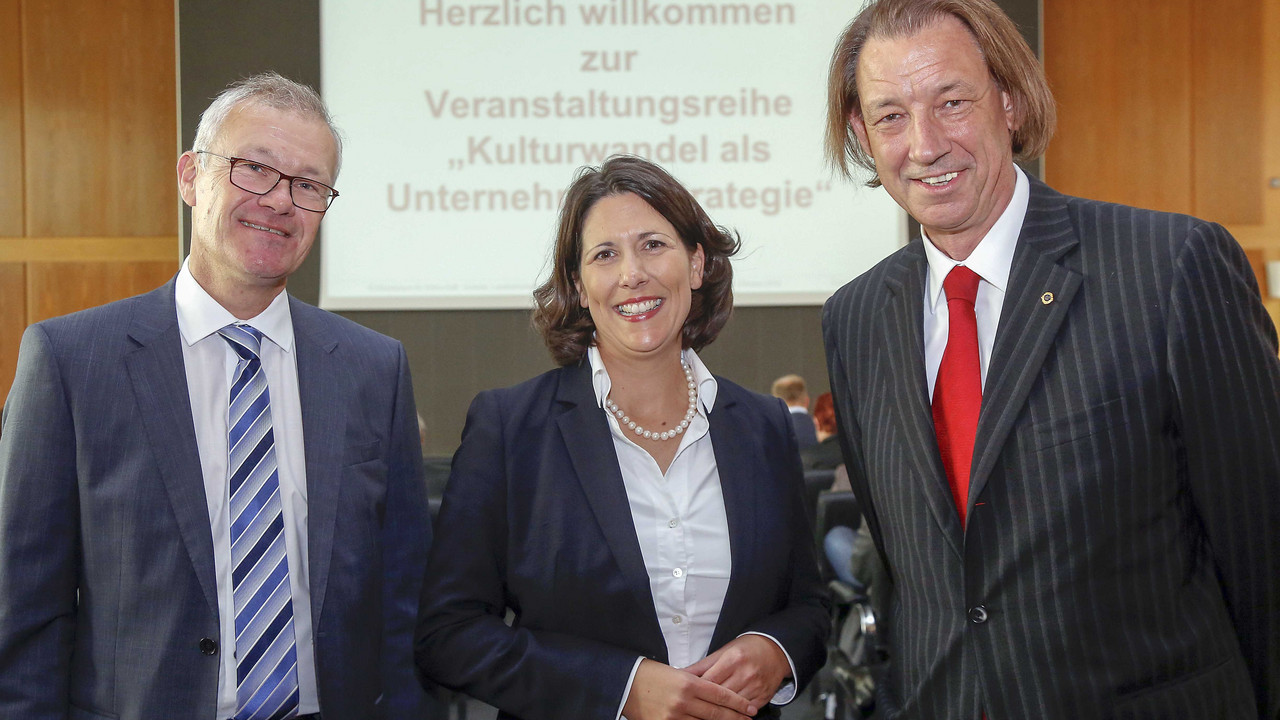 v.l.n.r Dr. Stefan Webendoerfer (Vice President BASF SE, Gesundheitsförderung), Wirtschaftsstaatssekretärin Daniela Schmitt und „Chefsache Ratgeber“ Peter Buchenau