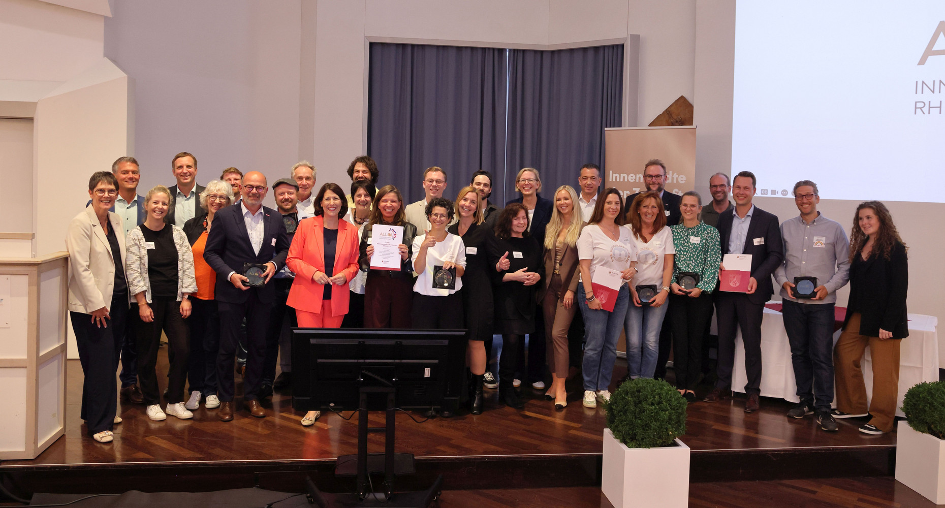 Schmitt verleiht ersten Innenstadtpreis „All In“ an 8 Städte