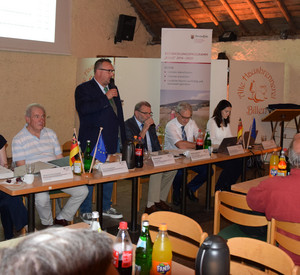 BUZ: v. l. n. r. Johanna Schumacher (BMEL), Erich Campestrini (Europäische Kommission), Andy Becht und Mitarbeiter/Innnen (MWVLW).