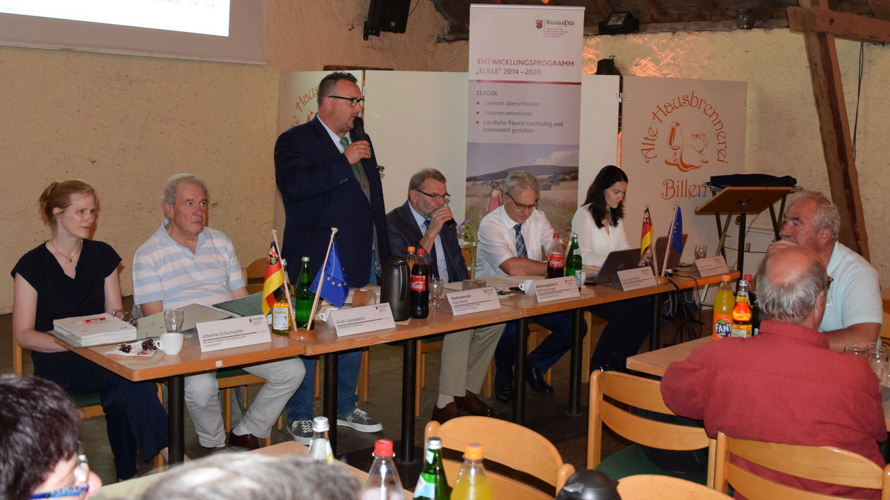 BUZ: v. l. n. r. Johanna Schumacher (BMEL), Erich Campestrini (Europäische Kommission), Andy Becht und Mitarbeiter/Innnen (MWVLW).