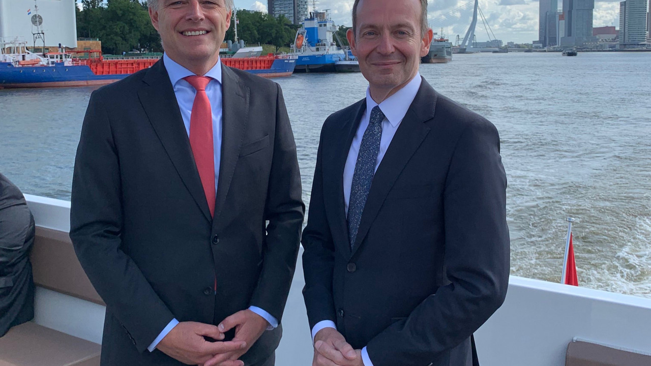 Verkehrsminister Dr. Volker Wissing und Emile Hoogsteden, Vizepräsident des Hafenbetriebs Rotterdam