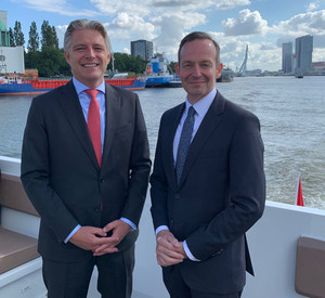 Verkehrsminister Dr. Volker Wissing und Emile Hoogsteden, Vizepräsident des Hafenbetriebs Rotterdam