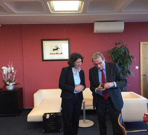 Wirtschaftsstaatssekretärin Daniela Schmitt im Gespräch mit dem Oberbürgermeister von Straßburg, Roland Ries.
