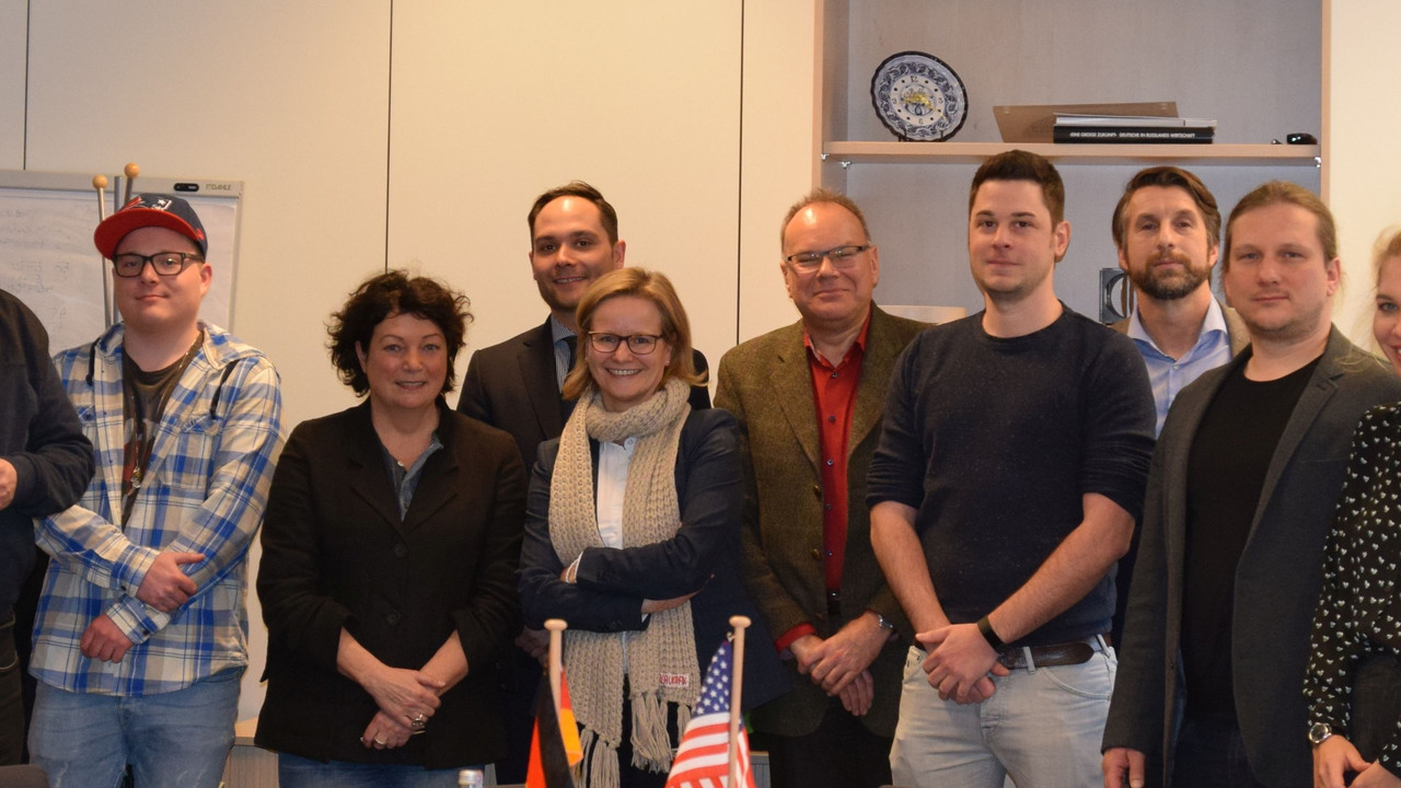 Delegationsteilnehmer bei einem Vortreffen im Wirtschaftsministerium.