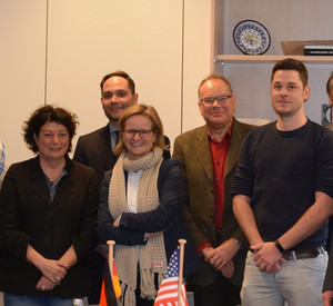 Delegationsteilnehmer bei einem Vortreffen im Wirtschaftsministerium.