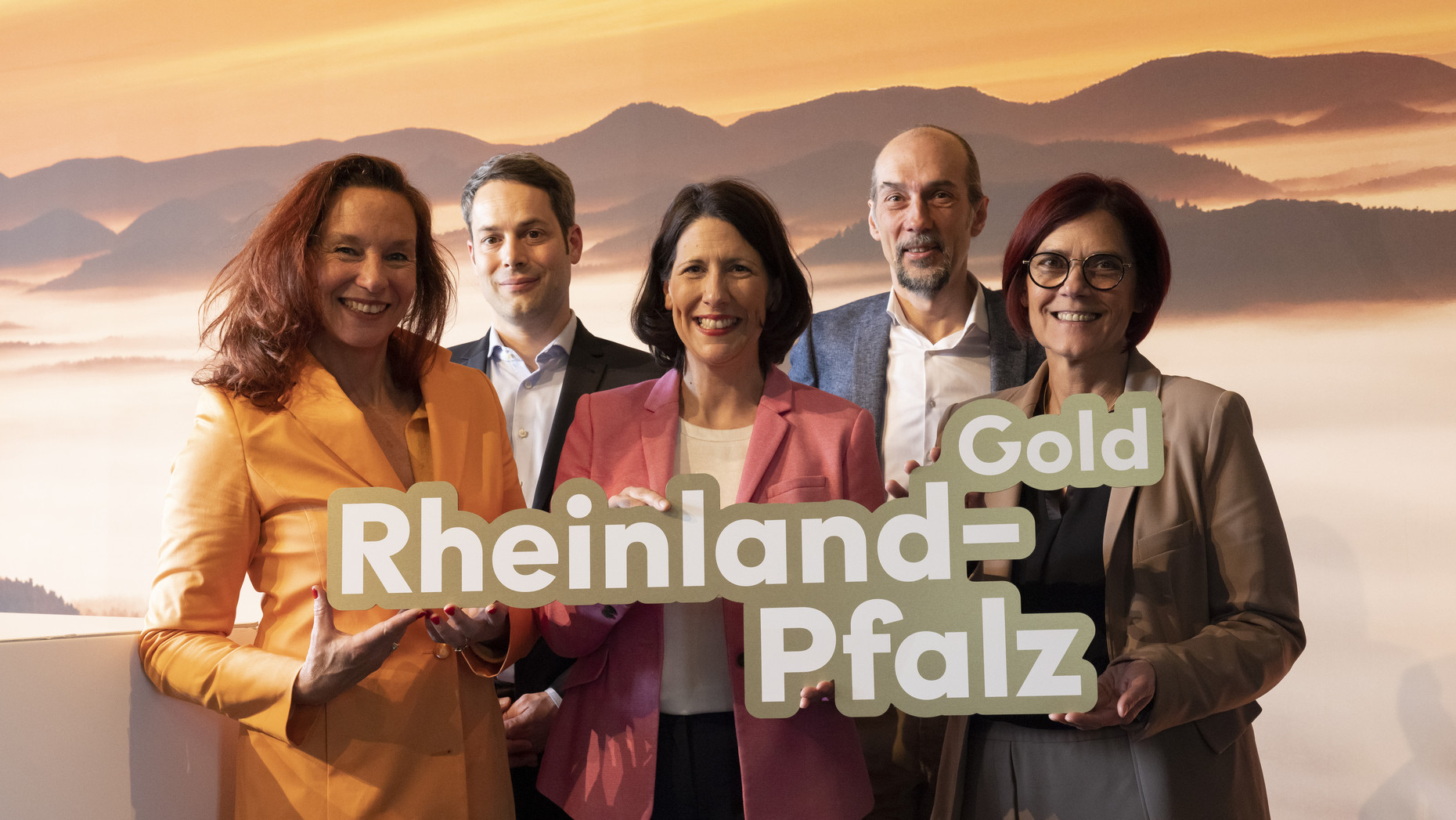 Wirtschaftsministerin Daniela Schmitt stellt zusammen mit Staatssekretärin Petra Dick-Walther und der Agentur Scholz & Friends die neue Kampagne für den Wirtschaftsstandort Rheinland-Pfalz vor.
