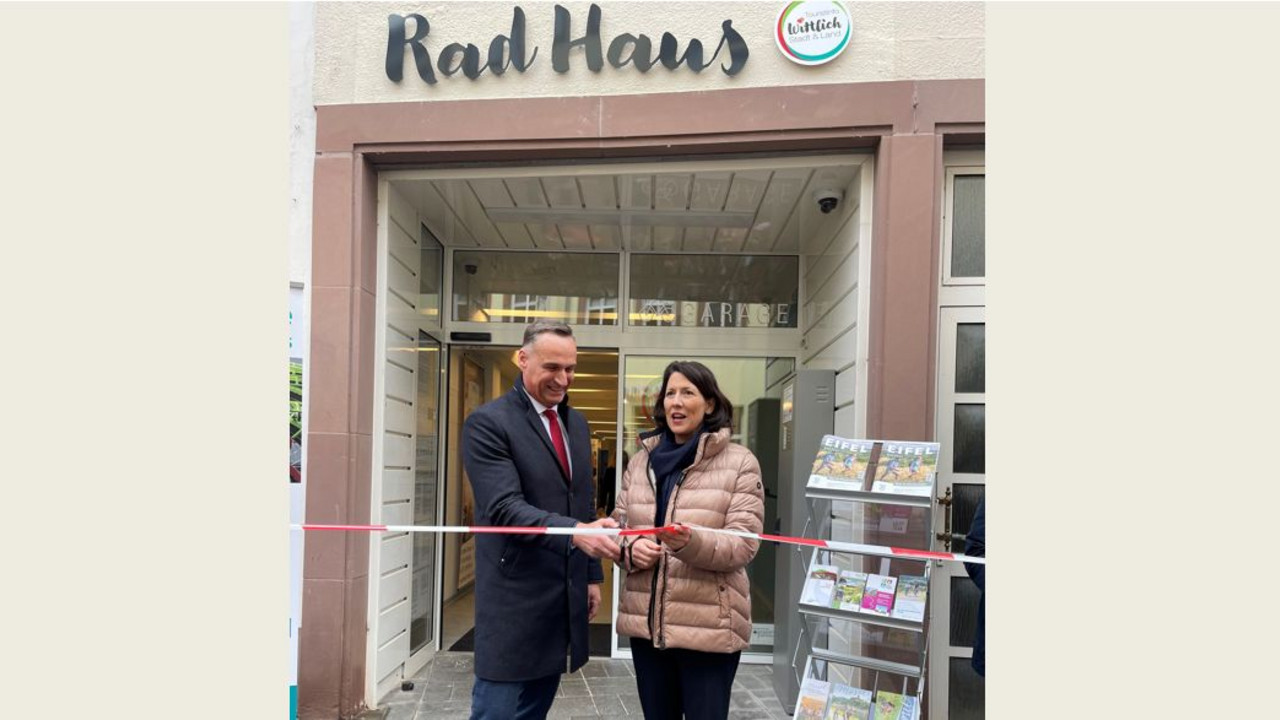 Die rheinland-pfälzische Verkehrsministerin Daniela Schmitt hat das neue Fahrradparkhaus „Rad Haus“ in der Innenstadt in Wittlich offiziell eröffnet.