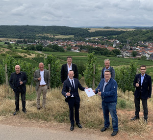 Weinbauminister Dr. Volker Wissing hat in Guldental die Anerkennungsurkunde für die Schutzgemeinschaft Nahe und die geschützte geografische Angabe „Nahegauer Landwein“ überreicht.