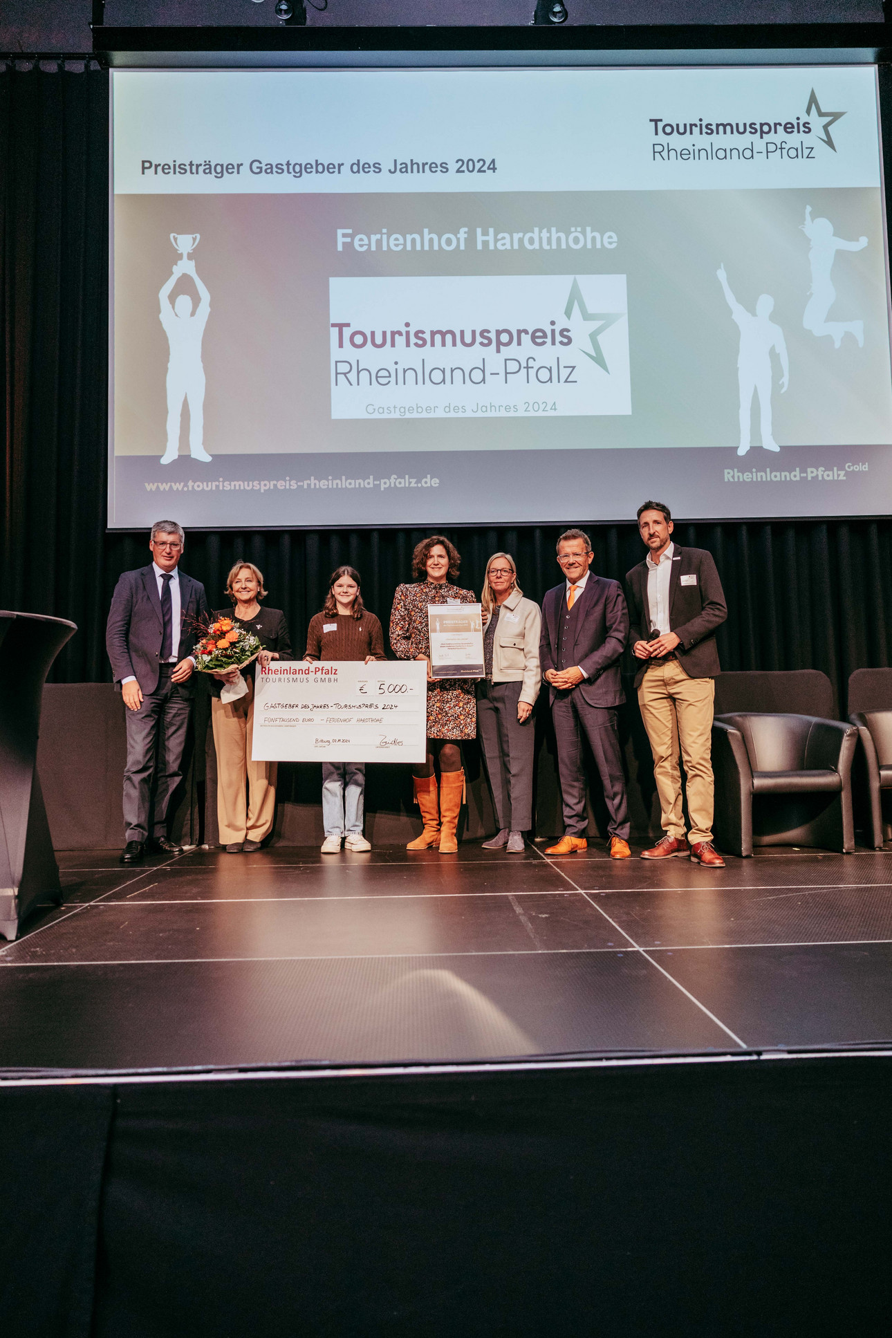 Wirtschaftsministerin Daniela Schmitt hat den 24. Tourismustag Rheinland-Pfalz feierlich eröffnet. Die landesweite Veranstaltung, die unter dem Motto „Deine Goldene Zeit im Tourismus Rheinland-Pfalz“ steht, brachte in Bitburg zahlreiche Vertreterinnen und Vertreter der Tourismusbranche zusammen.