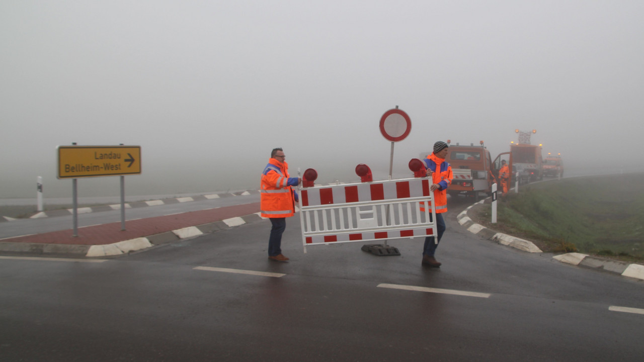 Gemeinsam mit Martin Schafft, Leiter des Landesbetriebs Mobilität Speyer, räumte Verkehrsstaatssekretär Andy Becht bei der symbolischen Verkehrsfreigabe des ersten Bauabschnitts der Ortsumgehung Bellheim die Absperrungen zur Seite.