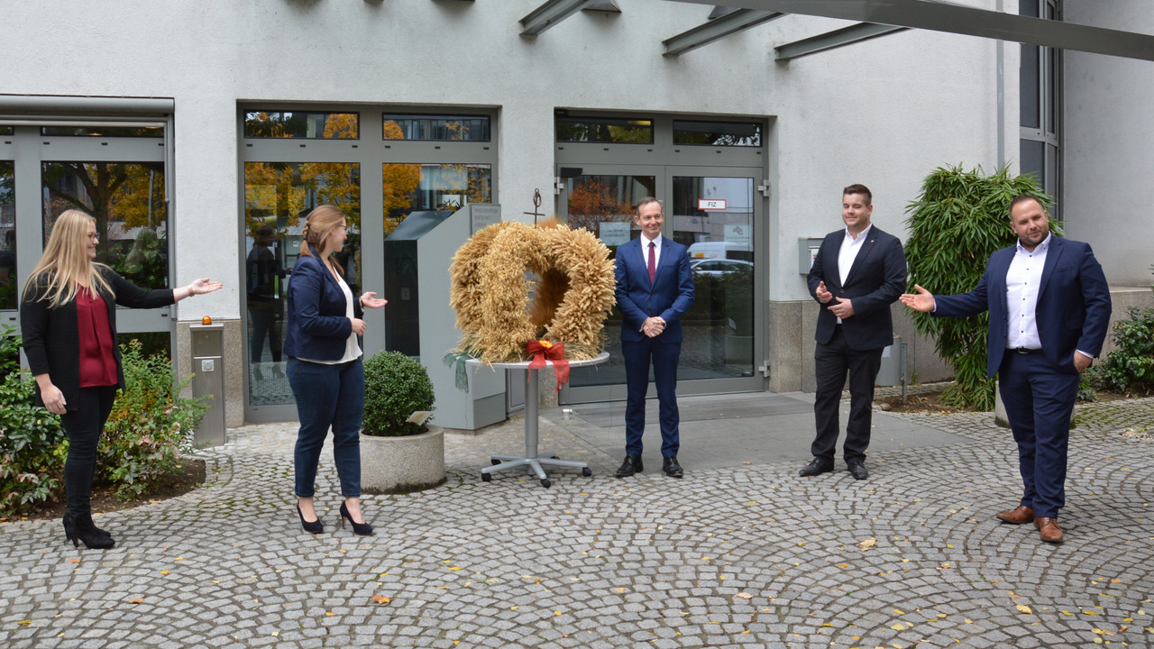 Dr. Volker Wissing (Mitte) mit Katharina Rößler (2.v.l.) und Johannes Zimmermann (2.v.r.), beide Vorsitzende der Landjugend Rheinhessen-Pfalz sowie Benjamin Purpus (1.v.r.), als Vorsitzender und Katharina Weber (1.v.l.) als stellv. Vorsitzende im Landjugendverband Rheinland-Nassau. 