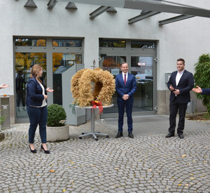 Dr. Volker Wissing (Mitte) mit Katharina Rößler (2.v.l.) und Johannes Zimmermann (2.v.r.), beide Vorsitzende der Landjugend Rheinhessen-Pfalz sowie Benjamin Purpus (1.v.r.), als Vorsitzender und Katharina Weber (1.v.l.) als stellv. Vorsitzende im Landjugendverband Rheinland-Nassau. 