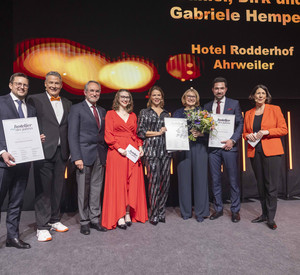 Wirtschaftsministerin Daniela Schmitt gratuliert Hotel Rodderhof aus dem Ahrtal zur Auszeichnung mit dem „Special Award Hotelier des Jahres“. 