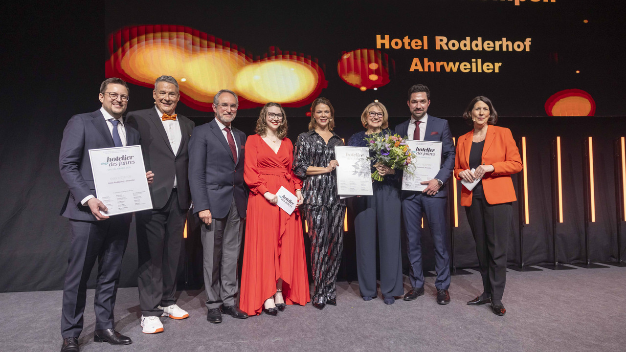 Wirtschaftsministerin Daniela Schmitt gratuliert Hotel Rodderhof aus dem Ahrtal zur Auszeichnung mit dem „Special Award Hotelier des Jahres“. 