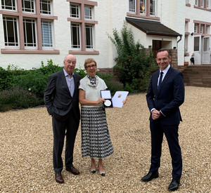 Wirtschaftsminister Dr. Volker Wissing zeichnet Sabine Bittmann mit Wirtschaftsmedaille aus.