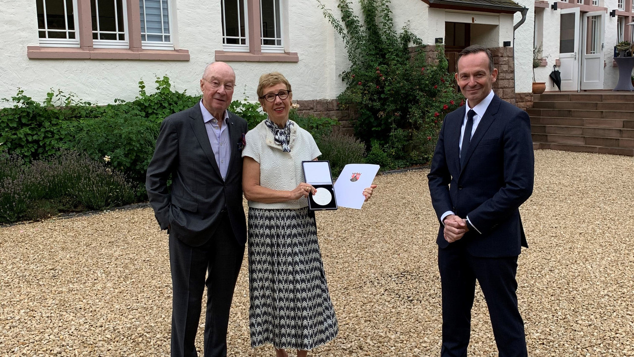 Wirtschaftsminister Dr. Volker Wissing zeichnet Sabine Bittmann mit Wirtschaftsmedaille aus.